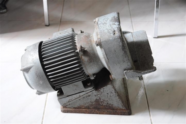 แท่นหินเจียร รุ่นเก่า หน้าหินขนาด 5นิ้ว สภาพดี ใช้ไฟ 220V