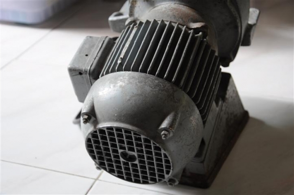 แท่นหินเจียร รุ่นเก่า หน้าหินขนาด 5นิ้ว สภาพดี ใช้ไฟ 220V แท่นหินเจียร รุ่นเก่า หน้าหินขนาด 5นิ้ว สภาพดี ใช้ไฟ 220V