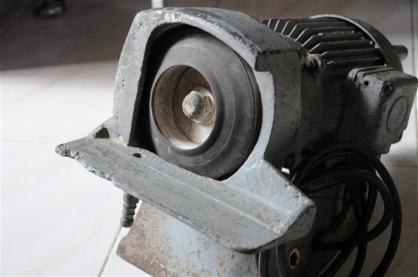 แท่นหินเจียร รุ่นเก่า หน้าหินขนาด 5นิ้ว สภาพดี ใช้ไฟ 220V แท่นหินเจียร รุ่นเก่า หน้าหินขนาด 5นิ้ว สภาพดี ใช้ไฟ 220V