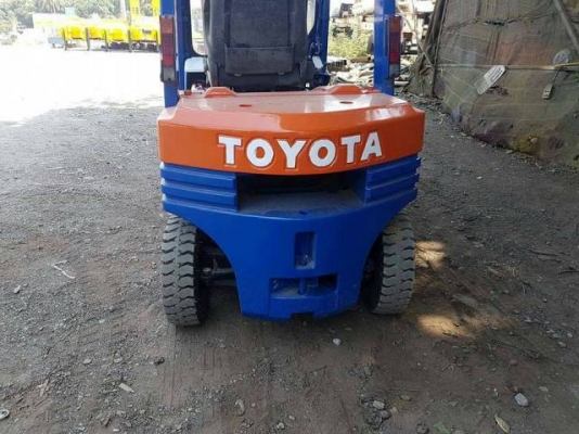 ขายโฟล์คลิฟท์ Toyota ขนาด 2 ตัน ยางตันใหม่ ทำสีใหม่ พร้อมใช้งาน