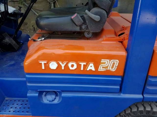 ขายโฟล์คลิฟท์ Toyota ขนาด 2 ตัน ยางตันใหม่ ทำสีใหม่ พร้อมใช้งาน