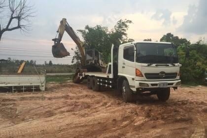 HINO MEGA 320 ปี 48 ราคา 1,285,000 บาท เครื่อง 320 แรง 2 เพลา หัวยาง ยางดี คัสชีสวย หางเหล็กไอบีม (ต่อใหม่) เอกสารเล่มทะเบียน  รถอยู่ จ.สกลนคร โทร&amp;ไอดีไลน์ 0610710295