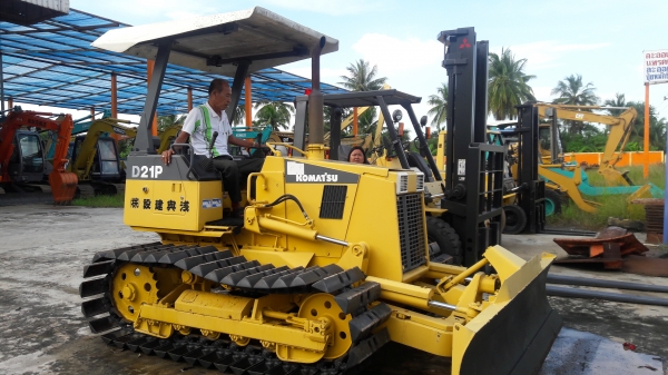 ขายรถเกรด D 21P-7 เก่านอกแท้สภาพเดิมไม่เคยใช้งานในไทยมีเอกสารอินวอยไฟฟ้าครบสภาพเต็มทุกอย่างพร้อมใช้งานร้านละอองดาวแทรคเตอร์นครชัยศรี