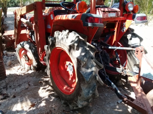 ขายรถไถ คูโบต้า 2808 มีโพงตักข้างหน้า รถบ้านใช้งานน้อย 233ชั่วโมง อุปกรณ์3ชิ้น มีเล่มทะเบียน ราคาต่อรองได้ สนใจติดต่อสอบถาม 0872976734