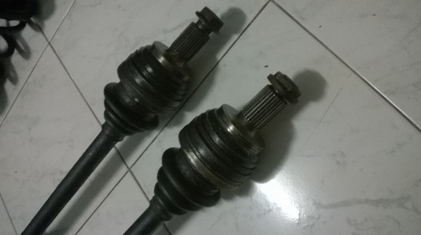 ขายเพลาข้างbmw e30 1คู่ สภาพดีราคา2500 โทร0924462525โส กทม