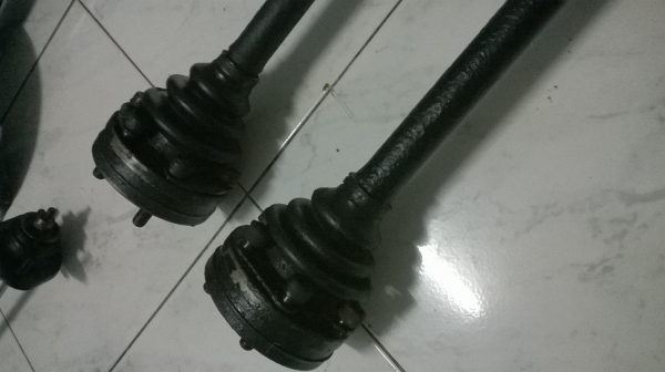ขายเพลาข้างbmw e30 1คู่ สภาพดีราคา2500 โทร0924462525โส กทม
