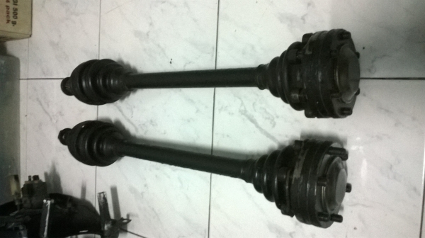 ขายเพลาข้างbmw e30 1คู่ สภาพดีราคา2500 โทร0924462525โส กทม