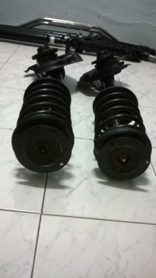 ขายชุดโช็คหน้าเดิมbmw e30แกนใหญ่ สภาพดีแกนไม่เป็นตามด 1คู่ ราคา3500 โทร0924462525โส กทม