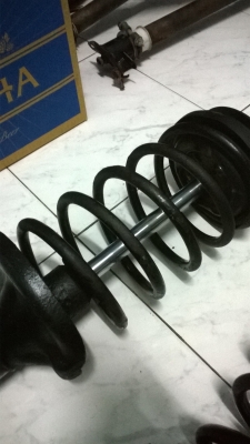 ขายชุดโช็คหน้าเดิมbmw e30แกนใหญ่ สภาพดีแกนไม่เป็นตามด 1คู่ ราคา3500 โทร0924462525โส กทม