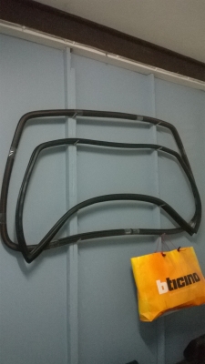 ขายขอบยางขอบกระจกบังลมหน้า-หลัง bmw e30 หน้าราคา1200บาท หลังราคา700บาทโทร0924462525โส กทม