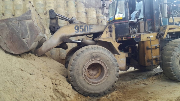 ขาย 850,000 CAT 950 F เครื่องดี ปั้มแรง เอวแน่น เล่มทะเบียน รถสวยพร้อมใช้ รถอยู่ สมุทปราการ 090-772-3710 090-772-3708