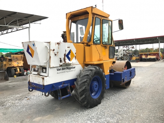 ขายรถบดสั่นสะเทือนCATERPILLARรุ่นCS-433Bหนัก11ตันรถนอกนำเข้า ไม่เคยใช้งานในไทย มีเอกสารพร้อมหน้าเหล็กหลังยาง2ล้อ  บดอัดสั่นสเทือนได้   เครื่องยนต์ดีเซล4สูบ สภาพดีพร้อมใช้งานมีให้เลือกหลายคันหลายขนาด