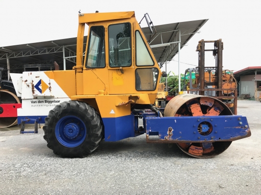 ขายรถบดสั่นสะเทือนCATERPILLARรุ่นCS-433Bหนัก11ตันรถนอกนำเข้า ไม่เคยใช้งานในไทย มีเอกสารพร้อมหน้าเหล็กหลังยาง2ล้อ  บดอัดสั่นสเทือนได้   เครื่องยนต์ดีเซล4สูบ สภาพดีพร้อมใช้งานมีให้เลือกหลายคันหลายขนาด