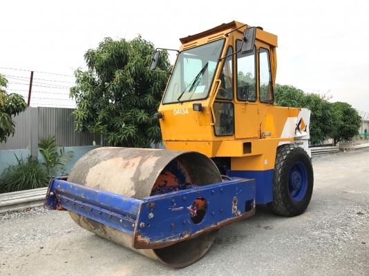 ขายรถบดสั่นสะเทือนCATERPILLARรุ่นCS-433Bหนัก11ตันรถนอกนำเข้า ไม่เคยใช้งานในไทย มีเอกสารพร้อมหน้าเหล็กหลังยาง2ล้อ  บดอัดสั่นสเทือนได้   เครื่องยนต์ดีเซล4สูบ สภาพดีพร้อมใช้งานมีให้เลือกหลายคันหลายขนาด