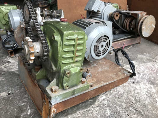 ( เหลือ 1ตัวครับ )ขายมอเตอร์พร้อมเกียร์ชุดประตูม้วน ขนาด 1HP. 380V สภาพสวยเดิมๆ พร้อมใช้งาน มี 3ชุดครับ