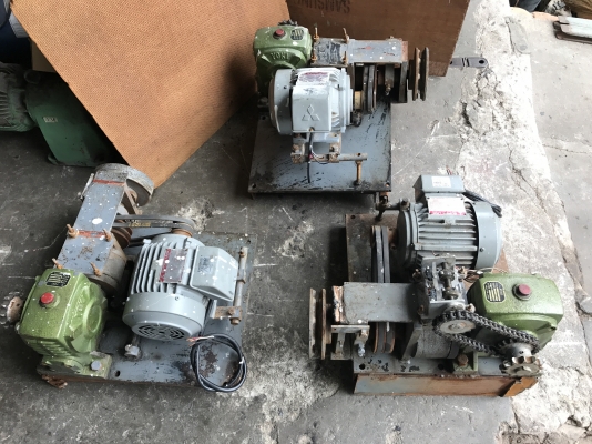 ( เหลือ 1ตัวครับ )ขายมอเตอร์พร้อมเกียร์ชุดประตูม้วน ขนาด 1HP. 380V สภาพสวยเดิมๆ พร้อมใช้งาน มี 3ชุดครับ