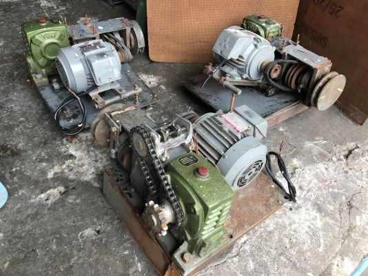 ( เหลือ 1ตัวครับ )ขายมอเตอร์พร้อมเกียร์ชุดประตูม้วน ขนาด 1HP. 380V สภาพสวยเดิมๆ พร้อมใช้งาน มี 3ชุดครับ