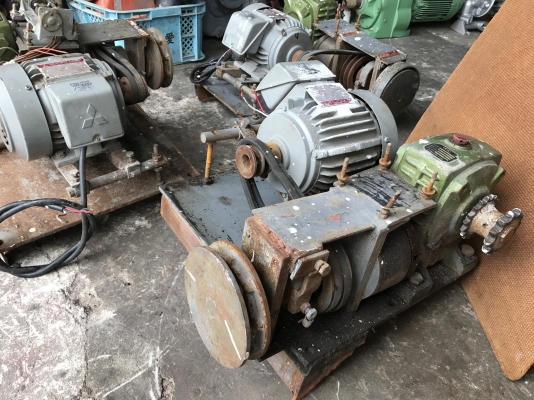 ( เหลือ 1ตัวครับ )ขายมอเตอร์พร้อมเกียร์ชุดประตูม้วน ขนาด 1HP. 380V สภาพสวยเดิมๆ พร้อมใช้งาน มี 3ชุดครับ