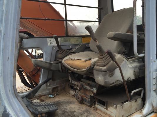 ขายรถแบคโค HITACHI EX200-2 เครื่อง ปั้ม แรง เอวมีขยับนิดหน่อย ใบขนาด 80 โซ้สะภาพ 80\% มูมฮาร์มสวย เอกสารเล่มทะเบียน ราคา425000 สนใจมาดูรถได้ที่ 081-3531946 ลาย ID 081-3531946 ต่อ.บางนา รถอยู่ กทม