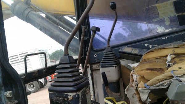 ขายตามสภาพ แบคโฮ KOMATSU PC200-5 คอนโทรลยาว ไฟฟ้าครบ เครื่องพังเสื้อทะลุ เอกสารใบอินวอยซ์ ราคาต่อรองได้ครับ