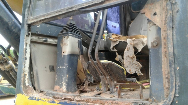 ขายตามสภาพ แบคโฮ KOMATSU PC200-5 คอนโทรลยาว ไฟฟ้าครบ เครื่องพังเสื้อทะลุ เอกสารใบอินวอยซ์ ราคาต่อรองได้ครับ