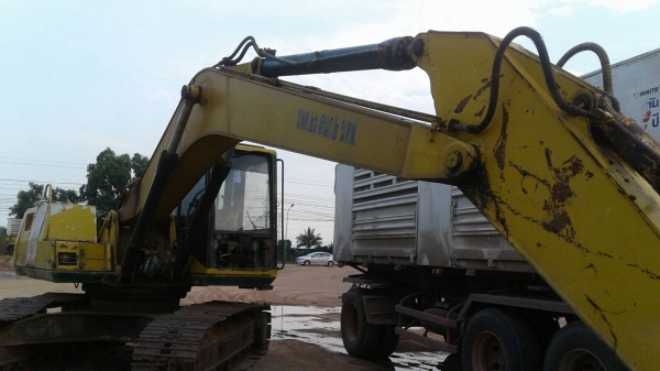 ขายตามสภาพ แบคโฮ KOMATSU PC200-5 คอนโทรลยาว ไฟฟ้าครบ เครื่องพังเสื้อทะลุ เอกสารใบอินวอยซ์ ราคาต่อรองได้ครับ