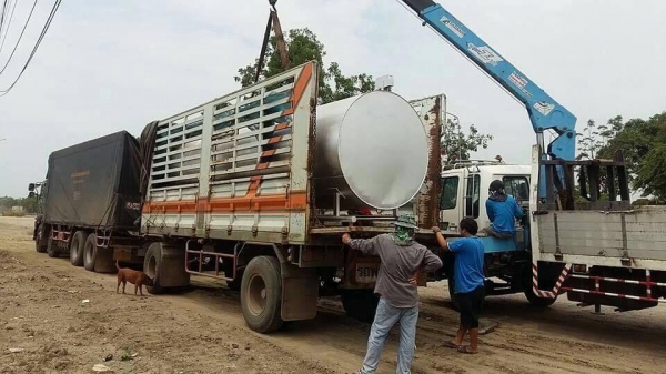 ถังน้ำมัน สีเงินวิ้งๆ ทำสีนิ้งสุดๆครับ 12,000 ลิตร จัดส่งเชียงรายวันนี้ครับ  ขอบคุณที่อุดหนุนครับ