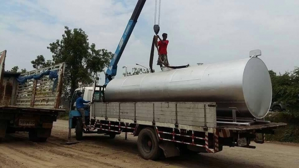 ถังน้ำมัน สีเงินวิ้งๆ ทำสีนิ้งสุดๆครับ 12,000 ลิตร จัดส่งเชียงรายวันนี้ครับ  ขอบคุณที่อุดหนุนครับ