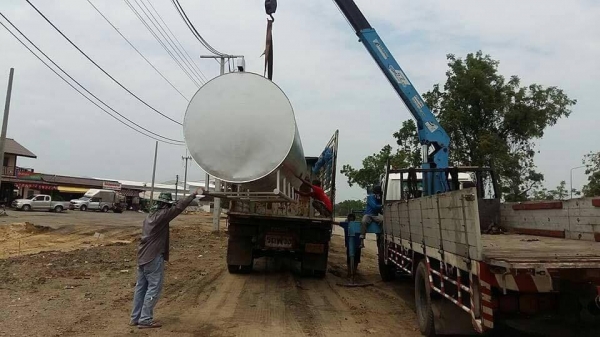 ถังน้ำมัน สีเงินวิ้งๆ ทำสีนิ้งสุดๆครับ 12,000 ลิตร จัดส่งเชียงรายวันนี้ครับ  ขอบคุณที่อุดหนุนครับ