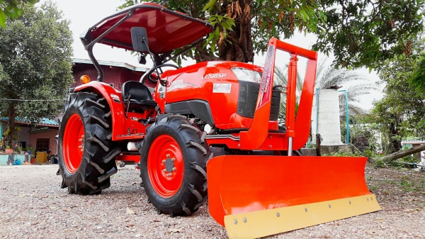 KUBOTA  L 4708 SP (4WD)  2 เพลา   สภาพใหม่สวยๆ   ชั่วโมงใช้   งานน้อย  สีเดิมทั้งคัน  พร้อมชุดใบมีดดันหน้า  ผาน6X24