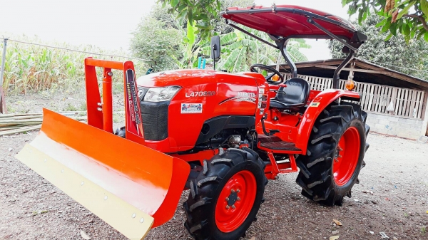 KUBOTA  L 4708 SP (4WD)  2 เพลา   สภาพใหม่สวยๆ   ชั่วโมงใช้   งานน้อย  สีเดิมทั้งคัน  พร้อมชุดใบมีดดันหน้า  ผาน6X24