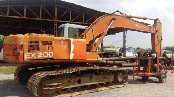 ขาย 425,000 รถแบคโค HITACHI EX200-2 เครื่องดี  ปั้ม แรง เอวมีขยับนิดหน่อย ใบแทรคยาว 80 บูมอามร์สวย เอกสารเล่มทะเบียน  รถอยู่ กทม. 090-772-3710 090-772-3708