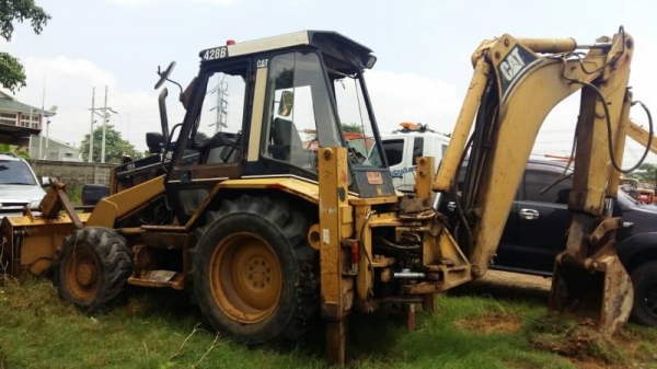 ขาย 450,000 หน้าตักหลังขุด CAT 428 B  ปี 1995 เครื่องดี ปั้มดี เกียร์แรง 2 เพลา รถสวยพร้อมใช้ เอกสารเล่มทะเบียน รถอยู่ กทม. 090-772-3710 090-772-3708