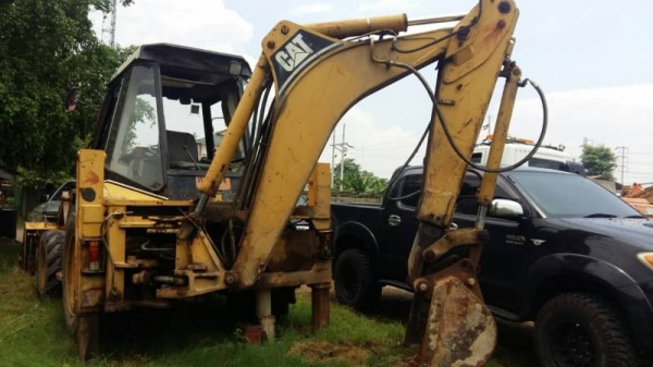 ขาย 450,000 หน้าตักหลังขุด CAT 428 B  ปี 1995 เครื่องดี ปั้มดี เกียร์แรง 2 เพลา รถสวยพร้อมใช้ เอกสารเล่มทะเบียน รถอยู่ กทม. 090-772-3710 090-772-3708