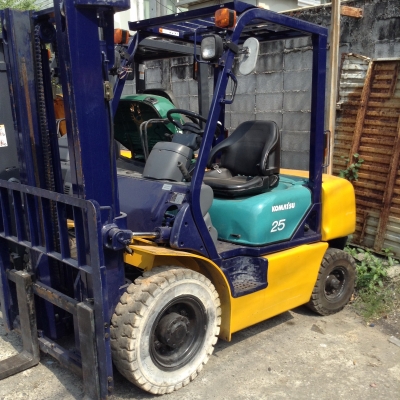 +++ ขายโฟล์คลิทฟ์  KOMATSU FD25-14  ขนาด  2.5  ตัน  เครื่องยนต์ดีเซล  เสา  3  เมตร เกียร์ออโตเมติค  งา 1,070  มม.  ยางตันครับ