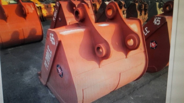 ขายบุ้งกี๋ รถขุดขนาด 200  สลัก80มิล มีขนาด39-45 นิ้ว ขายราคาถูก เพียง45,000 บาทเท่านั้น