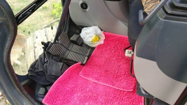 ขาย 1,690,000 KOBELCO SK 140-8 super X ทำงาน 9,000 ชม.ไฟฟ้าพร้อม เครื่องดี ปั้มแรง เอวดี โซ่อ่อน รอนเลอร์ดี เอกสารแจ้งจำหน่าย  รถอยู่ สุรินทร์ 090-772-3710 090-772-3708