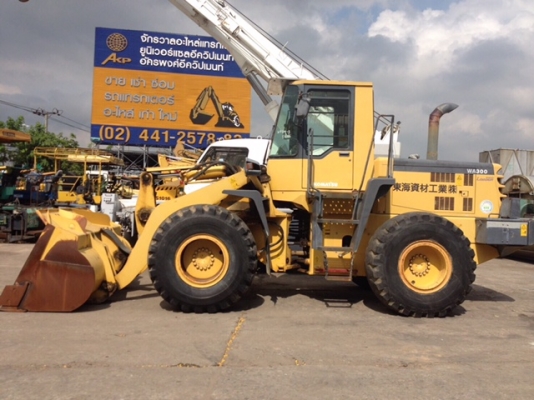 รถตัก3คิว Komatsu WA300-E สภาพดี รถเก่านอก นำเข้าจากญี่ปุ่น ชม.น้อย