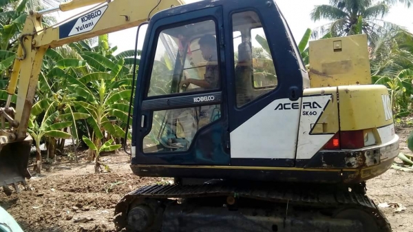 ขาย 495,000 KOBELCO sk 60-3 ไฟฟ้าครบ เครื่องดี ปั้มแรง เอวแน่น ช่วงล่างแน่น แอร์เย็น อินวอยทร์ รถอยู่ ปทุมธานี 090-772-3710 090-772-3708