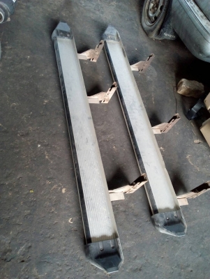 บันไดข้าง 1 คู่  tel.063-286-3551 ,081-427-3941