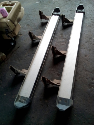 บันไดข้าง 1 คู่  tel.063-286-3551 ,081-427-3941