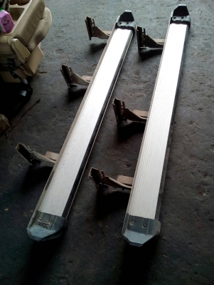 บันไดข้าง 1 คู่  tel.063-286-3551 ,081-427-3941