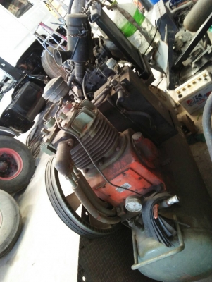 ต้องการขายเครื่องปั๊มลม2สูบใช้กำลังขับด้วยน้ำมันดีเซลเครื่อง15แรงสนใจติดต่อด่วน