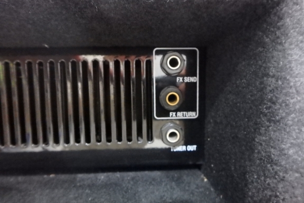 ตู้แอมป์เบส ยี่ห้อ Laney รุ่น RB4 ดอก 15 นิ้ว 160W มือสอง สภาพใหม่มาก