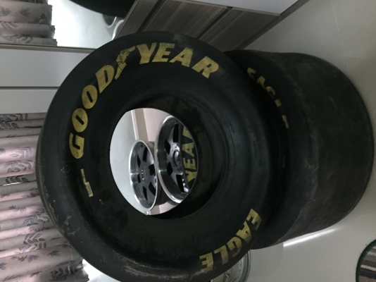 ยางสลิกสำหรับรถแข่ง ยางสลิกสำหรับรถแข่ง