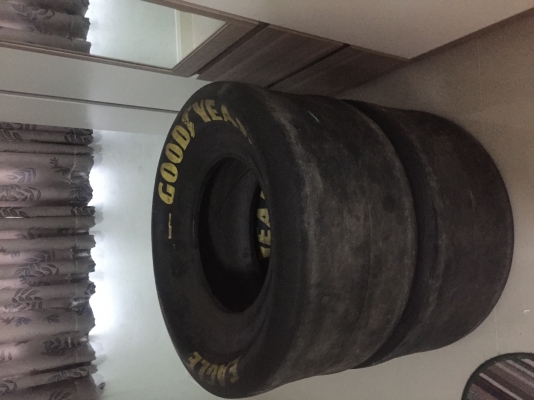 ยางสลิกสำหรับรถแข่ง