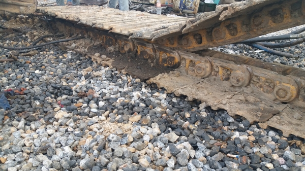 ขายคู่ละ 70,000 โซ่ใหม่พร้อมแผ่นยาว 60 ซม.ใส่ KOBELCO sk 200-3-5-8 CAT 320 V-1-2-B-D สวยพร้อมใช้ โซ่อยู่ ปทุมธานี 090-772-3710 090-772-3708