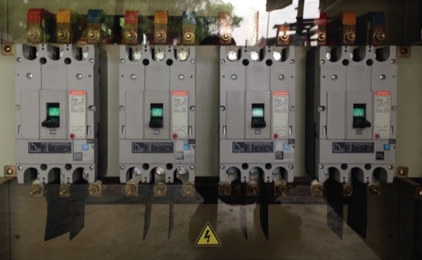 ขายตู้ Mdb outdoor Main air circuit breaker Schneider 1600A MVS16N พร้อม breaker ย่อย Hitachi 4 ต้ว สภาพดีพร้อมใช้งาน pipat 098-2641749 ขายตู้ Mdb outdoor Main air circuit breaker Schneider 1600A MVS16N พร้อม breaker ย่อย Hitachi 4 ต้ว สภาพดีพร้อมใช้งาน pipat 098-2641749