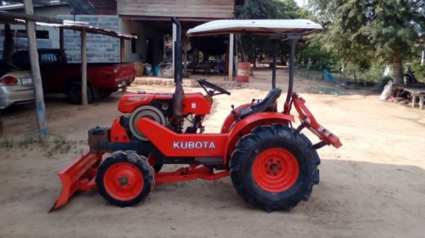 KUBOTA  KRT 140 สวยๆๆพร้อมใช้ อุปกรณ์ ดันหน้า พาลหลังสวย เล่มทะเบียนเอกสารพร้อม