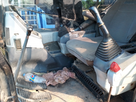ขายด่วน KOMATSU PC200-7 สภาพพร้อมใช้งาน เครื่องปั้มดี โซ่ช่วงล่างสวย ไฟฟ้าอยู่ แอร์เย็น บูมอาร์มไม่แตกไม่ร้าว เฟรมสวย เอกสารเลีมทะเบียน ภาษีไม่ขาด